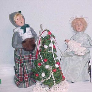 Festive Caroler Figurine Set with Christmas Tree